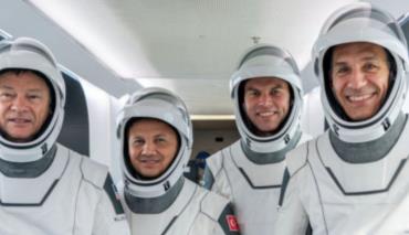 Компания SpaceX запустила корабль с первыми космическими туристами 